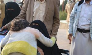 Mulheres se abraçam no aeroporto de Sana'a, no Iêmen, durante o primeiro voo comercial em quase seis anos