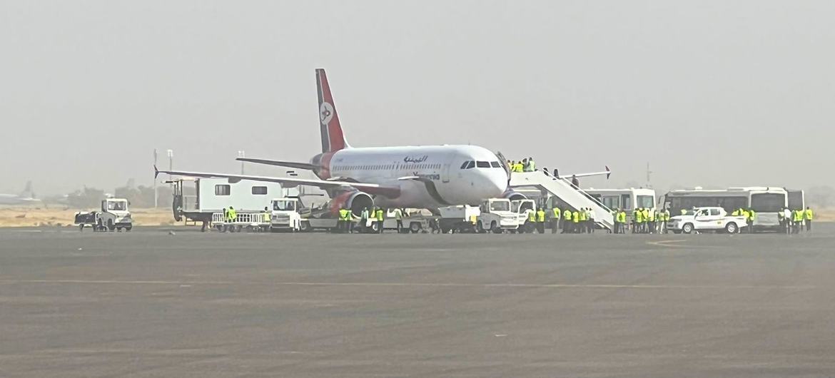 انطلاق أول رحلة تجارية من مطار صنعاء في اليمن بعد ما يقرب من ست سنوات عن توقف الرحلات الجوية.