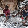 Des enfants travaillent dans une mine de granit dans la banlieue de Ouagadougou, au Burkina Faso.