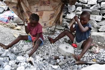 Дети работают на гранитном карьере в Буркина Фасо. 