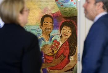 لوحة فنية على حائط بغرف الرضاعة التي تم تجديدها بالأمم المتحدة.