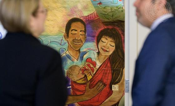 لوحة فنية على حائط بغرف الرضاعة التي تم تجديدها بالأمم المتحدة.
