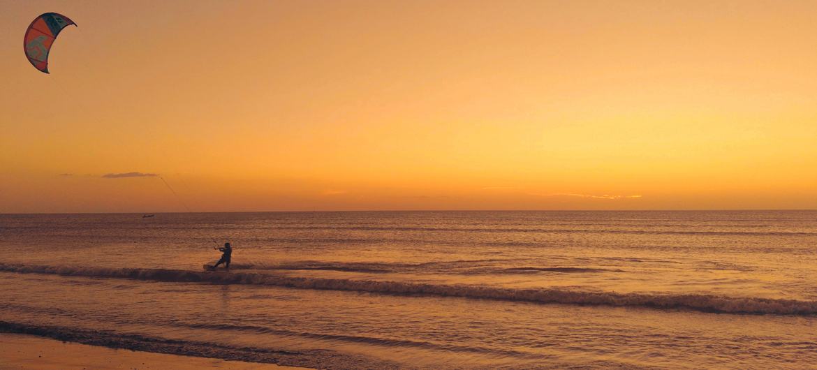 Atardecer en el Cabo de la Vela, La Guajira, donde las mujeres Wayúu salen semanalmente a limpiar las playas del Caribe colombiano.