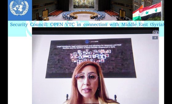 الناشطة السورية نورا غازي تتحدث أمام المجلس من خلال دائرة تلفزيونية مغلقة خلال مناقشة مجلس الأمن للوضع في سوريا