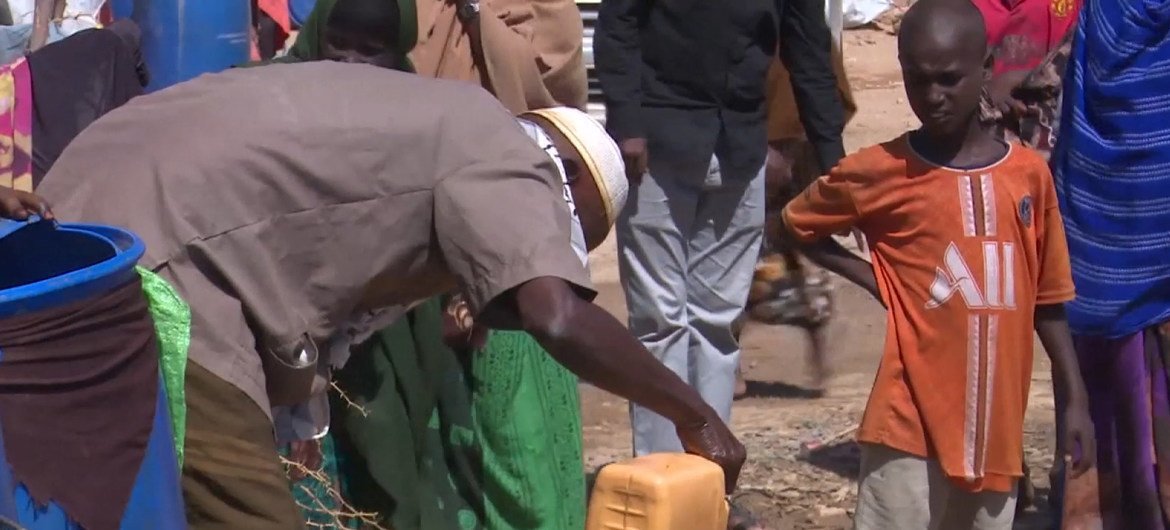 تعمل الأمم المتحدة بشكل وثيق مع السلطات المحلية والشركاء، منذ نوفمبر/تشرين الثاني من العام الماضي، لتحديد وتلبية الاحتياجات الأكثر إلحاحًا للصوماليين المتضررين من الفيضانات، بما في ذلك إرسال إمدادات الطوارئ وتوفير الخدمات المنقذة للحياة من خلال الشركاء على الأرض.