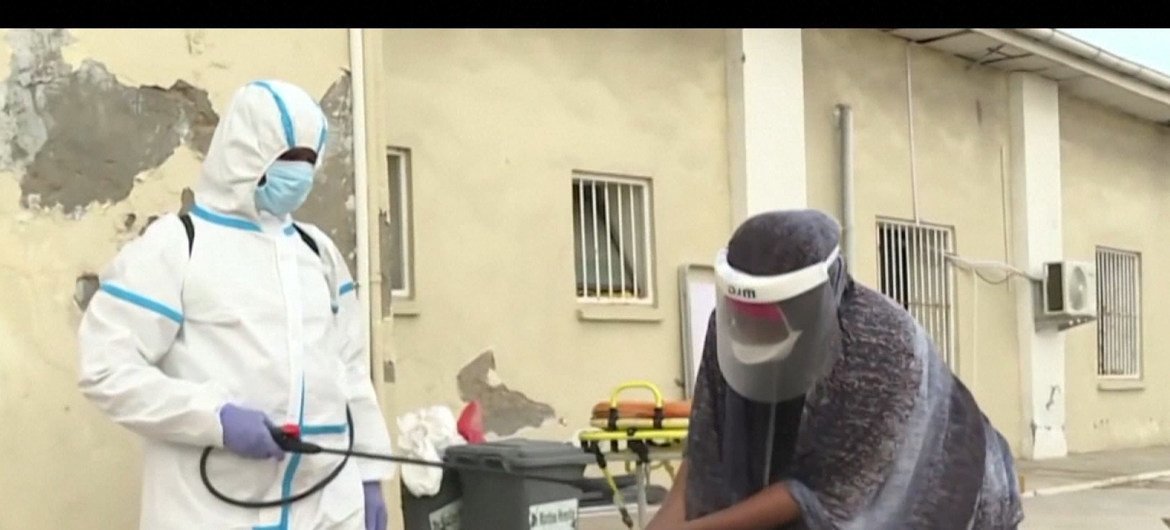 En Somalie, un agent de lutte contre la Covid-19 regarde une femme en train de se laver les mains avec du savon