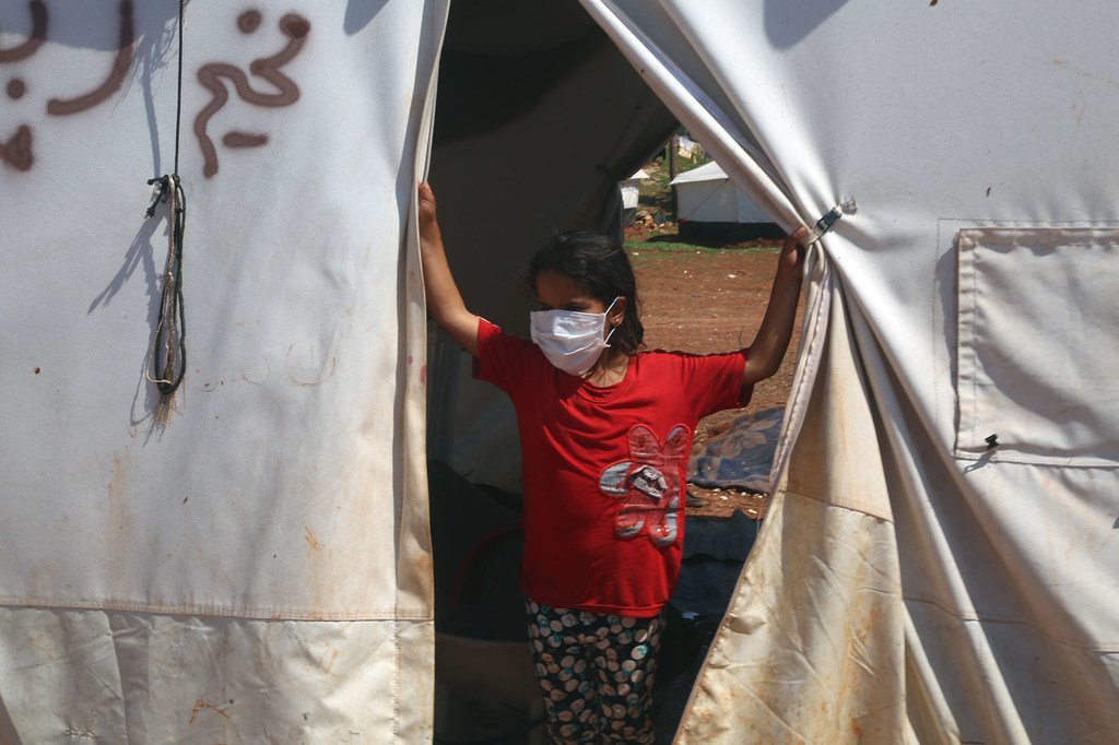 Une jeune fille dans une tente d'un camp de Syriens déplacés dans le nord d'Idlib, en Syrie.