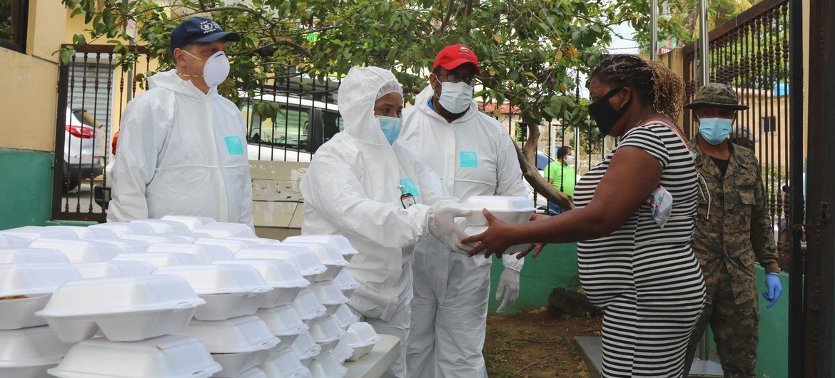 Una mujer en la Republica Dominicana recibe ayuda alimentaria en medio de la pandemia del COVID-19.