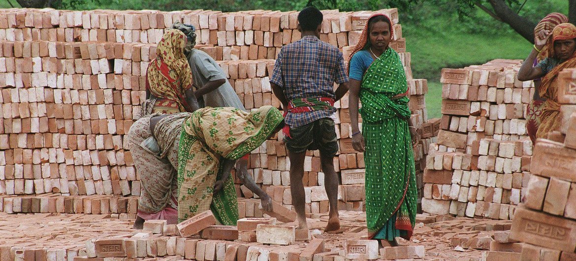 Trabajadores bengalíes colocan ladrillos en Dhaka, Bangladesh.