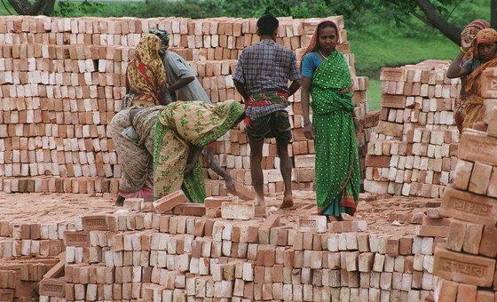 孟加拉国达卡附近的一家工厂里，工人们正在堆放砖块。
