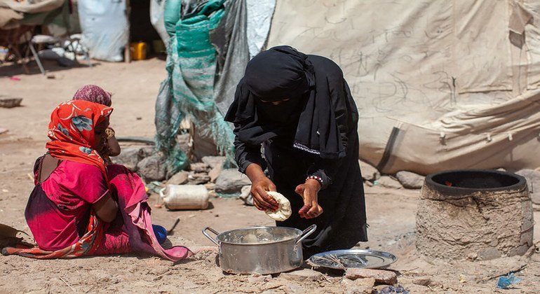 Karima, de 7 años, ve cómo su madre prepara pan en Yemen, donde el conflicto ha agravado la fatla de alimentos.