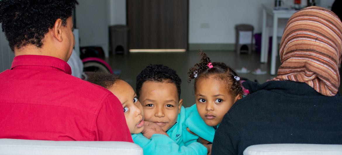 Семья с детьми из Эритреи прибыла в транзитный центр в Румынии. 