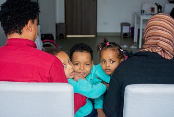 Familia kutoka Eritrea ikiwa kwenye kituo cha muda Romani wakisubiriwa kuhamishwa hadi Netherlands.