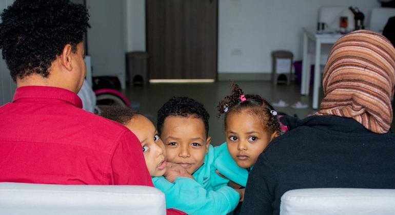 Família de refugiados da Eritreia aguarda reassentamento na Holanda. 