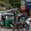Экономический кризис в Шри-Ланке привел к массовым акциям протеста и отставке президента. На фото: очередь за бензином. 