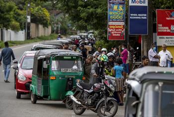 Экономический кризис в Шри-Ланке привел к массовым акциям протеста и отставке президента. На фото: очередь за бензином. 