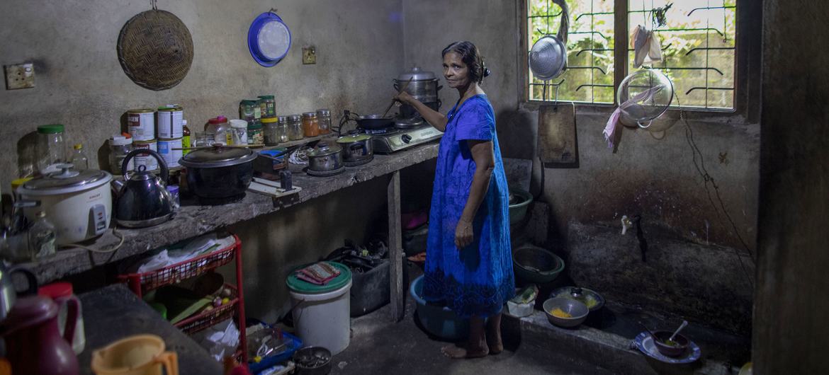 由于烹饪燃气短缺，斯里兰卡的家庭现在正在使用传统的壁炉做饭。