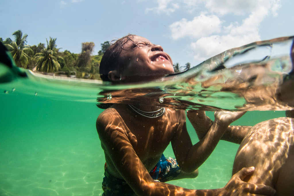 I bambini Moken nuotano nell'arcipelago di Myki in Myanmar.