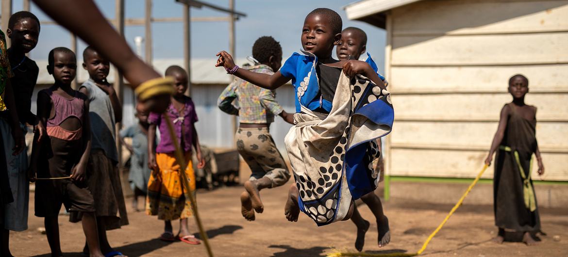 Crianças brincam no recreio na República Democrática do Congo