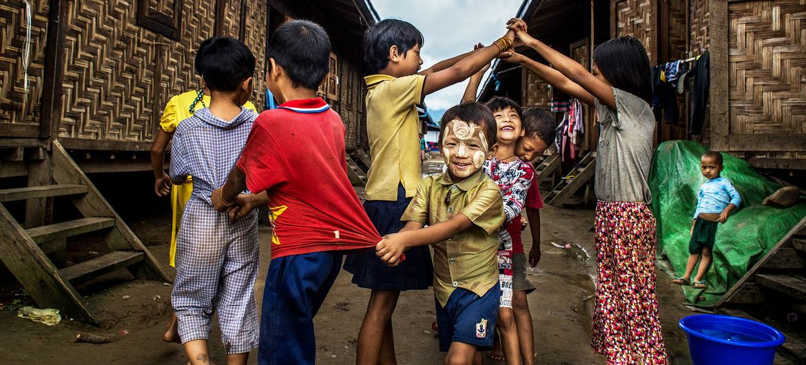 在缅甸境内流离失所者居住的拉纳营地，克钦族儿童正在玩耍。