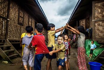 Des enfants de l'ethnie Kachin jouent dans l'enceinte du camp de familles déplacées de Pa La Na, en juin 2022.
