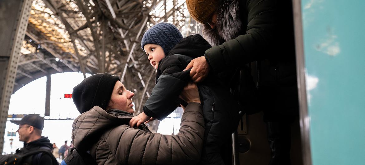 Una familia que huye del conflicto en la ciudad de Mariúpol llega a la estación de tren de Liviv, en Ucrania.