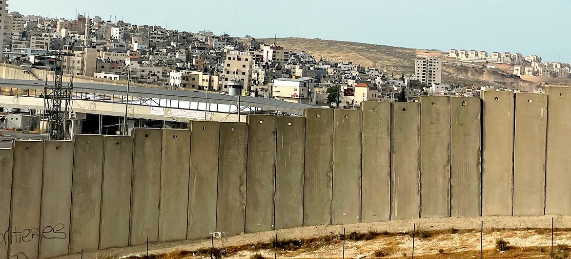 الجدار الفاصل في الضفة الغربية.