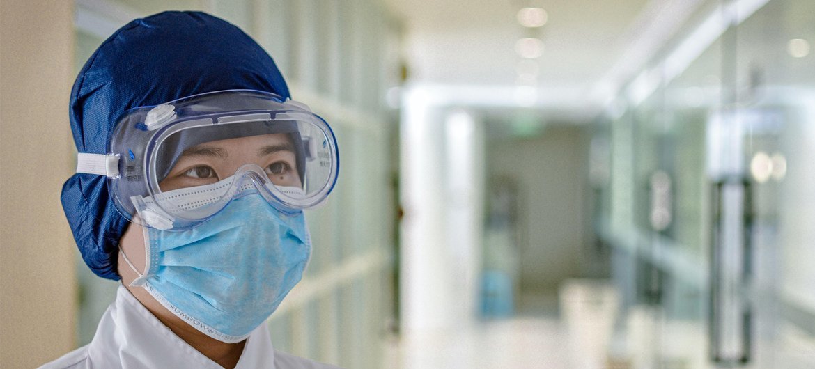 Personal de una clínica dental en Beijing, China, lleva un equipo de protección contra el coronavirus