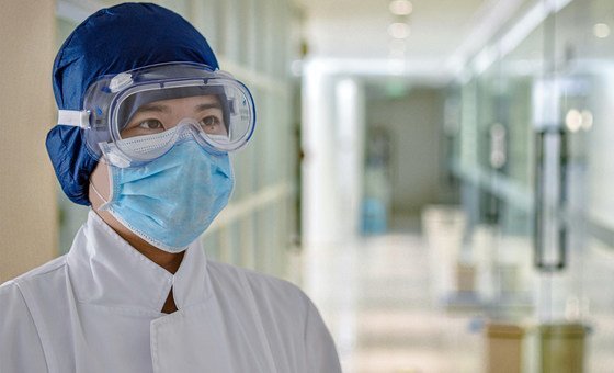 أحد الطواقم العاملة في مركز لعلاج الأسنان في الصين يرتدي القناع الواقي ضد فيروس كورونا