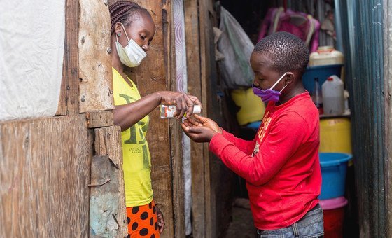 Meninos lavam as mãos para evitar transmissão de Covid-19 no Quênia