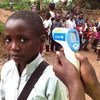 En République démocratique du Congo, contrôle de la température pour des élèves d'une école primaire à Mbandaka, dans la province de l'Equateur, qui affectée par une épidémie d'Ebola.