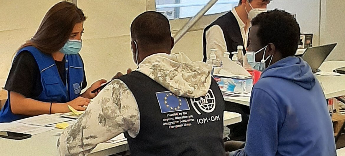 IOM are providing recently  arrived migrants with exigency  structure  and assistance   connected  the Canary Islands.