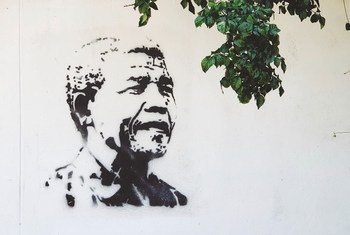 Мандела возглавил борьбу против расистской системы апартеида в своей родной Южной Африке и продолжал бороться с несправедливостью на протяжении всей своей жизни.