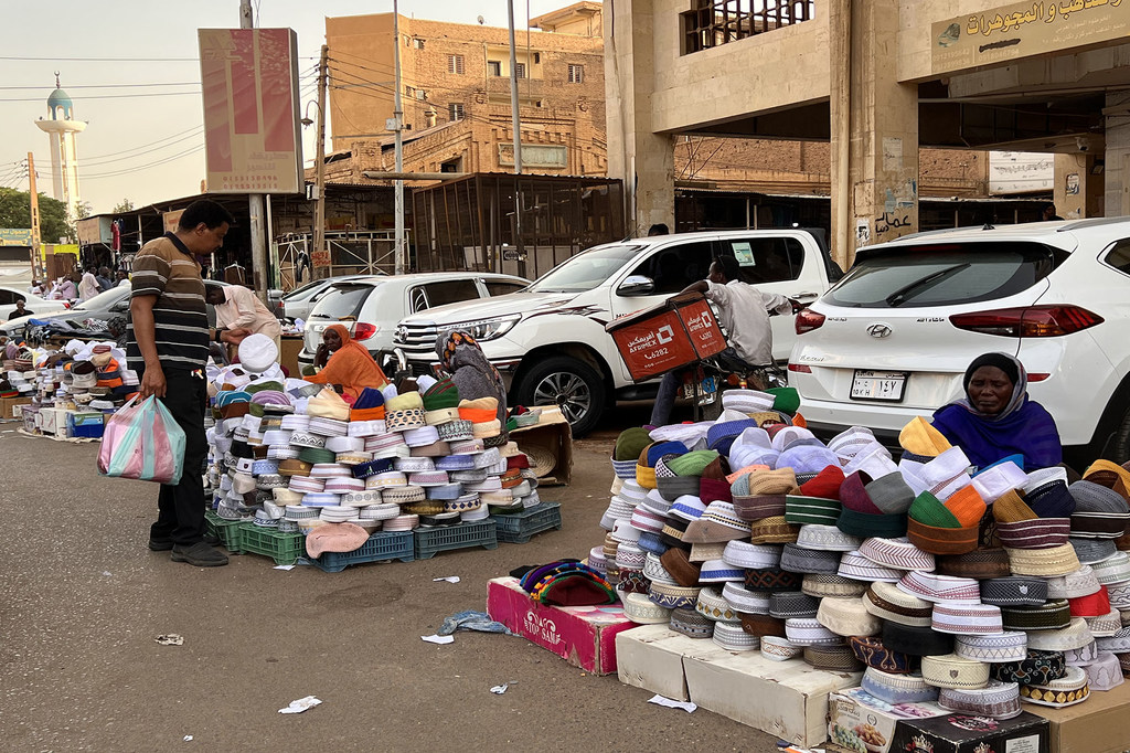 نساء يبعن قبعات محلية الصنع في أحد الأسواق بالعاصمة الخرطوم.