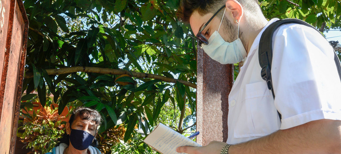 Un trabajador sanitario realiza el rastreo de contactos posible por COVID-19 en Cuba.