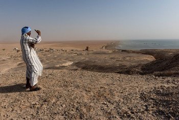 Un homme regarde l'Atlantique depuis les cotes de la Mauritanie, pays du Sahel, situé au sud du désert du Sahara