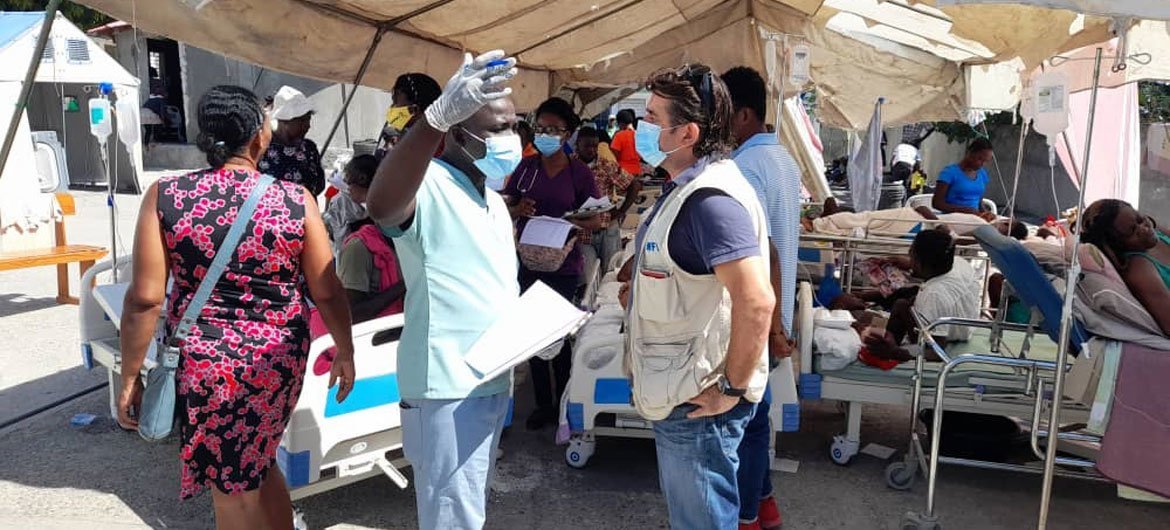 El responsable del Programa Mundial de Alimentos en Haití, Pierre Honnorat, habla con los empleados del hospital Sainte Antoine en la localidad haitiana de Jeremie tras el terremoto registrado el sábado 14 de agosto de 2021 para evaluar las necesidades má