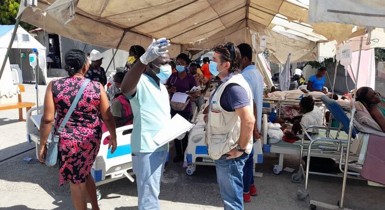 Le directeur du PAM en Haïti, Pierre Honnorat, s'entretient avec le personnel de l'Hôpital Sainte Antoine à Jérémie, le lendemain du tremblement de terre de magnitude 7,2 qui a frappé le pays le 14 août 2021. 