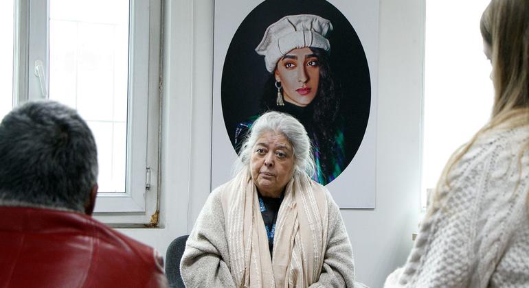 محبوبة سراج، إحدى أبرز ناشطات حقوق المرأة في العالم، في اجتماع في كابول مع هيئة الأمم المتحدة للمرأة حول تنفيذ استجابة تركز على المرأة للأزمة الإنسانية.