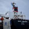 यूएन खाद्य सहायता एजेंसी - WFP, जहाज़ में अनाज लादते हुए.