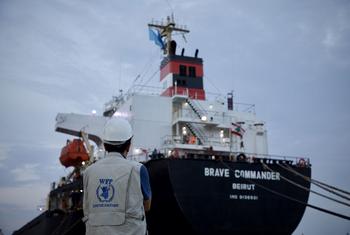 यूएन खाद्य सहायता एजेंसी - WFP, जहाज़ में अनाज लादते हुए.