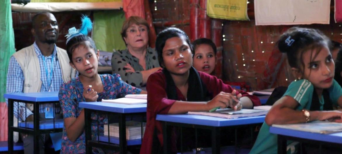 Durante sua viagem a Bangladesh, a Alta Comissária da ONU para Direitos Humanos, Michelle Bachelet, visitou estudantes rohingyas em Cox's Bazar