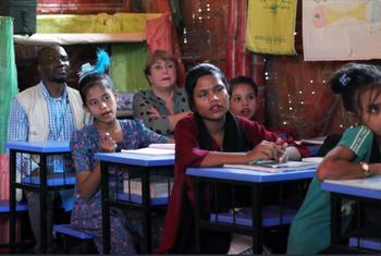 Au Bangladesh, Michelle Bachelet, Haute-Commissaire des Nations Unies aux droits de l'homme, rend visite à des étudiants rohingyas à Cox's Bazar.