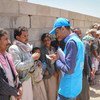 موظفو المفوضية يوزعون المساعدات الإنسانية، بما في ذلك الفرش والدلاء، في موقع للمشردين داخلياً في صعدة، اليمن. (16 نيسان/أبريل 2019)