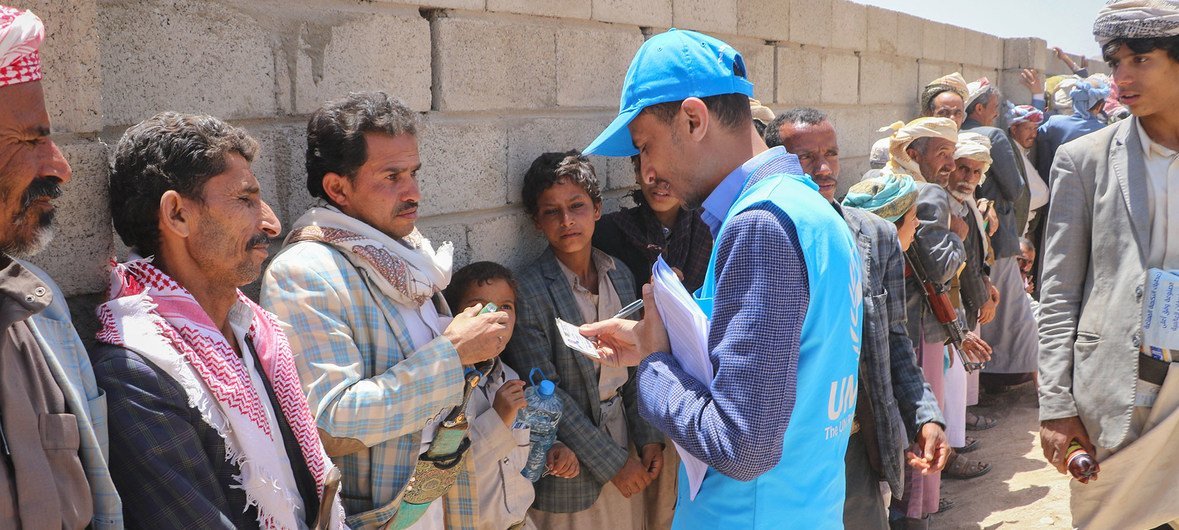 موظفو المفوضية يوزعون المساعدات الإنسانية، بما في ذلك الفرش والدلاء، في موقع للمشردين داخلياً في صعدة، اليمن. (16 نيسان/أبريل 2019)