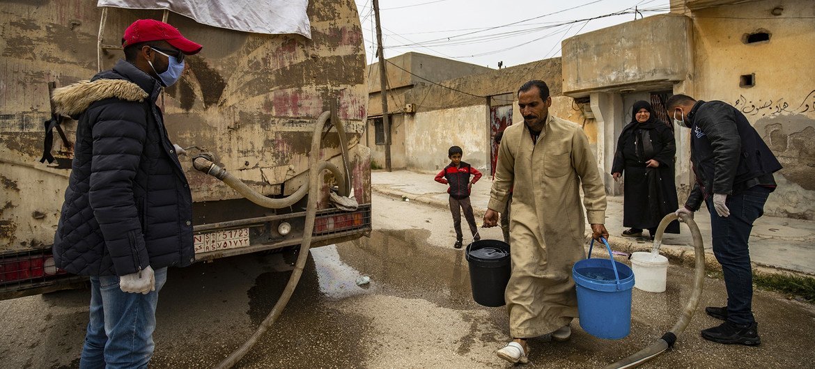 Детский фонд ООН (ЮНИСЕФ) во время пандемии продолжал поставлять воду в охваченные конфликтом районы Сирии.