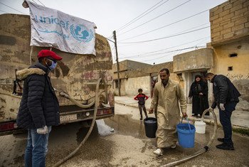 在新冠大流行期间，联合国儿童基金会继续向叙利亚受冲突影响的地区送水进行援助。