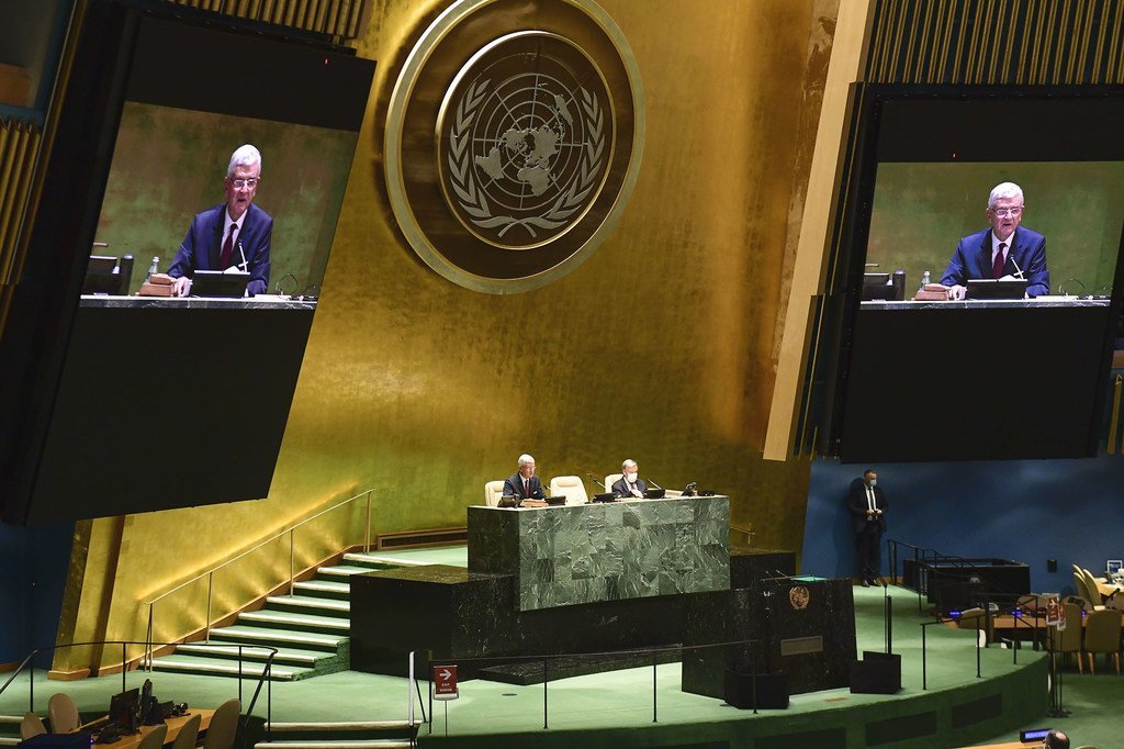 Le nouveau Président de l'Assemblée générale des Nations Unies, Volkan Bozkir (sur les écrans), préside la première réunion plénière de la 75e session de l'Assemblée générale.