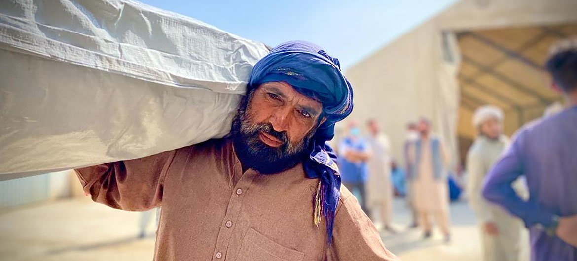 यूएन शरणार्थी एजेंसी ने अफ़ग़ानिस्तान में वर्ष 2021 की शुरुआत से अब तक सवा दो लाख से अधिक लोगों तक आपात सहायता पहुँचाई है.