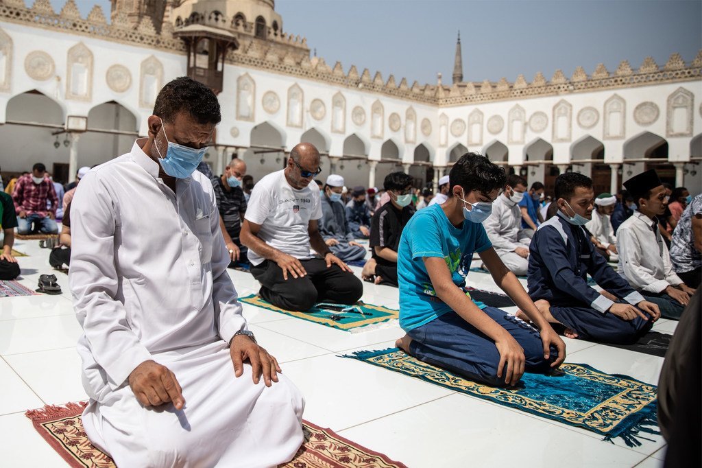 埃及开罗老城区，爱资哈尔清真寺在因疫情关闭近4个月后，举行了第二场主麻日聚礼。